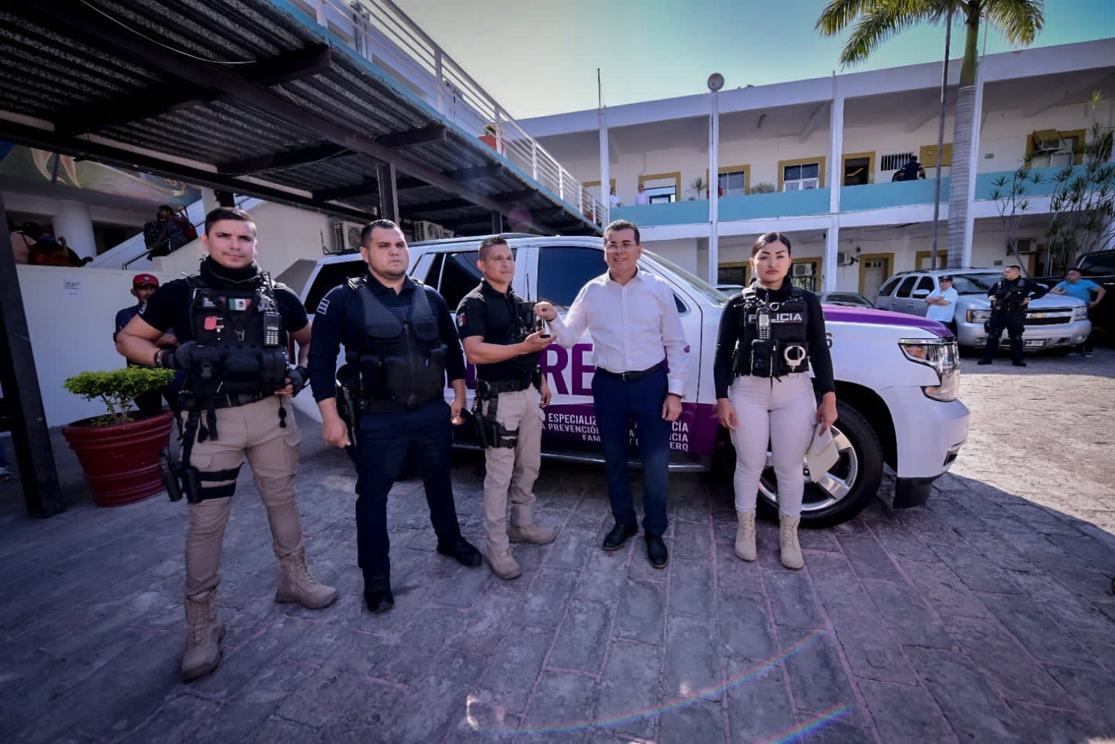 Entrega el Alcalde de Mazatlán, Edgar González Zatarain, vehículo a Uneprevif*