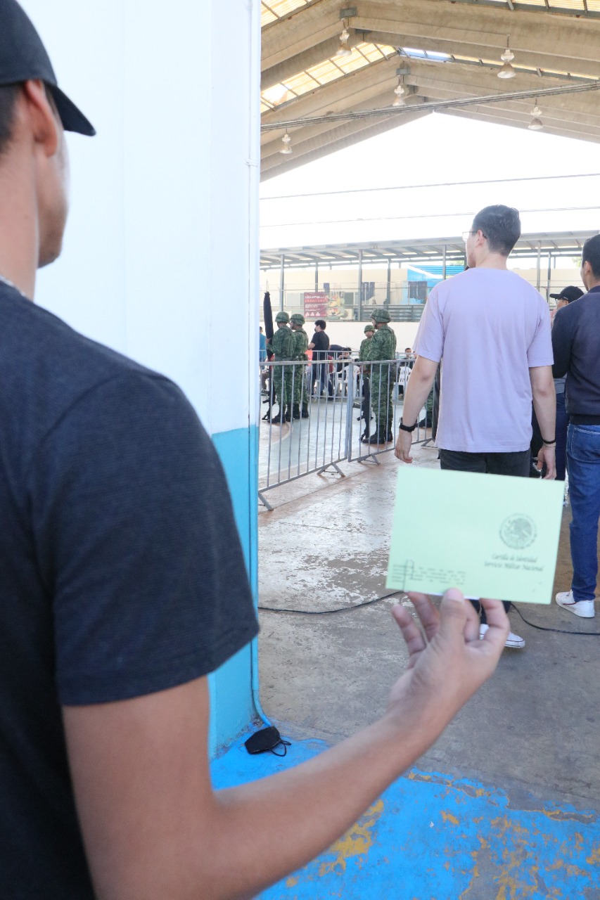 Jóvenes mazatlecos participan exitosamente en el sorteo de cartillas del SMN*