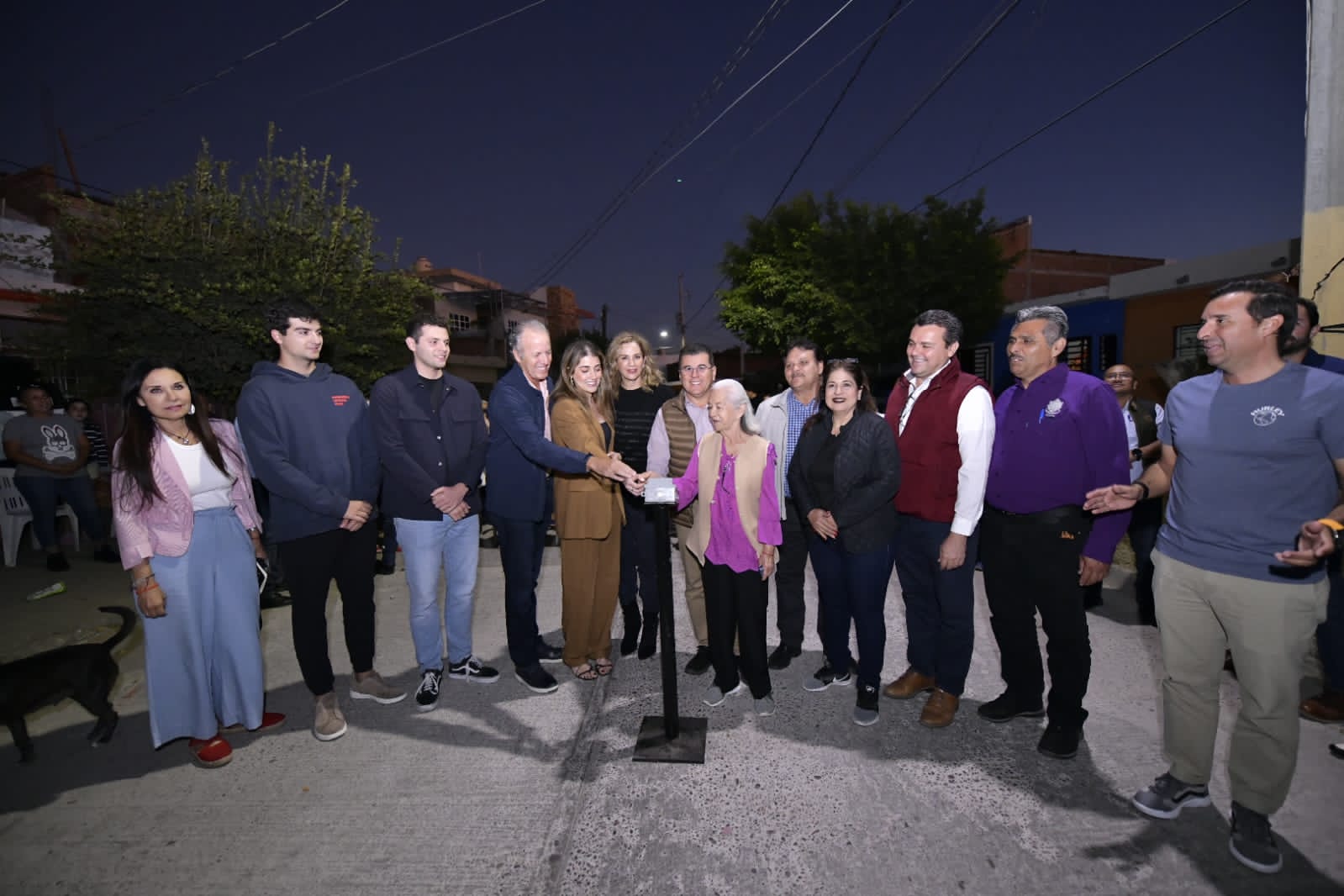Lleva Gobierno Municipal programa de reconversión del alumbrado público a la Federico Velarde.
