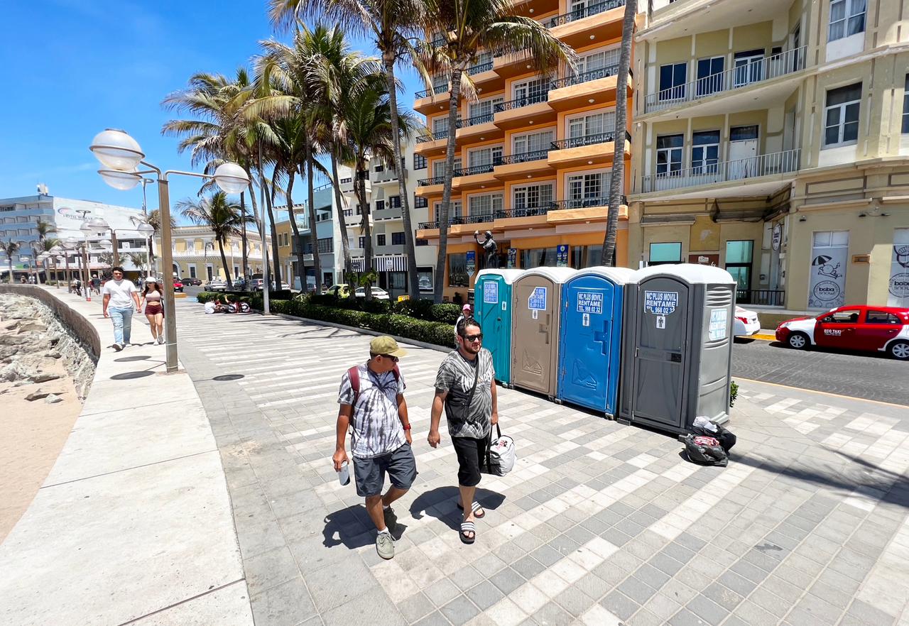 Gobierno Municipal instala baños públicos gratuitos en zonas turísticas durante la Semana Mayor.