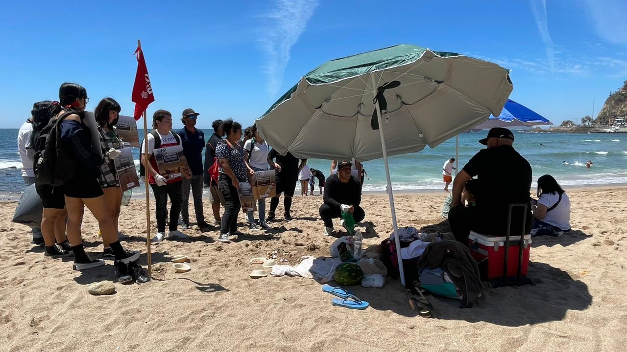 Alumnos de Conalep viven su Semana Santa con Operadora de Playas concientizando sobre el cuidado de playas