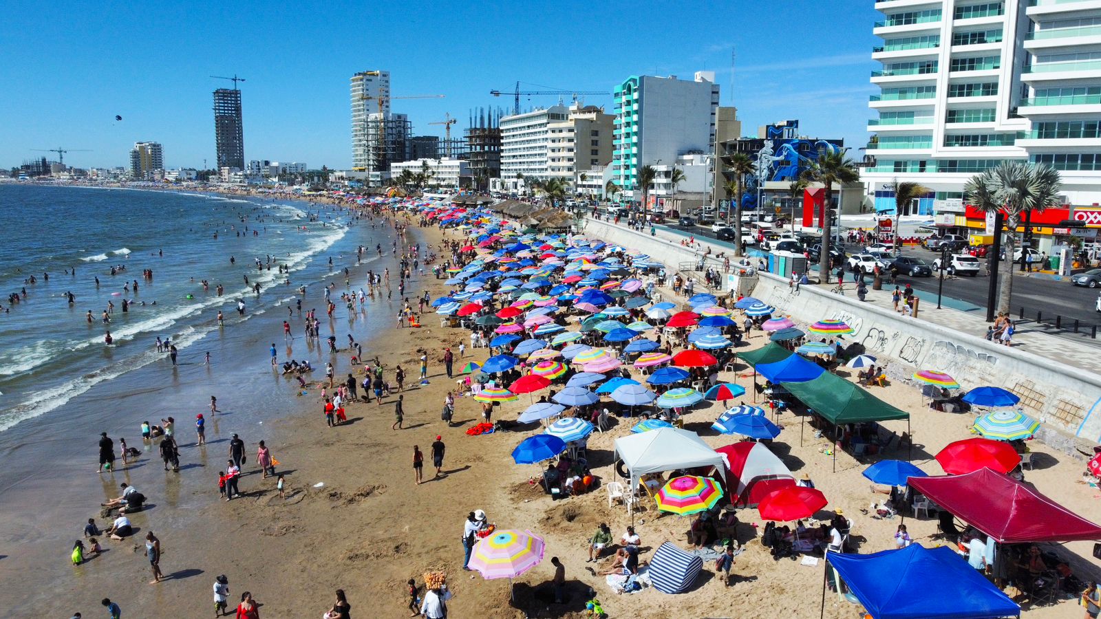Aforo de bañistas en playas de Mazatlán supera las 140 mil personas durante el dia sabado.