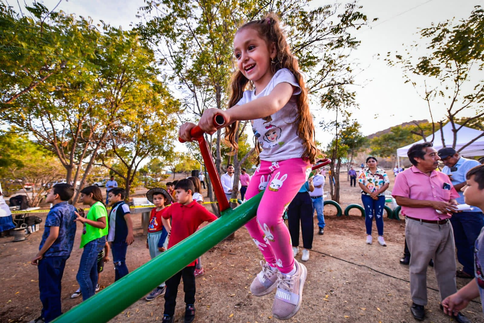 Niños de la Colonia Hacienda de Urías son beneficiados con la inauguración del área de juegos infantiles.