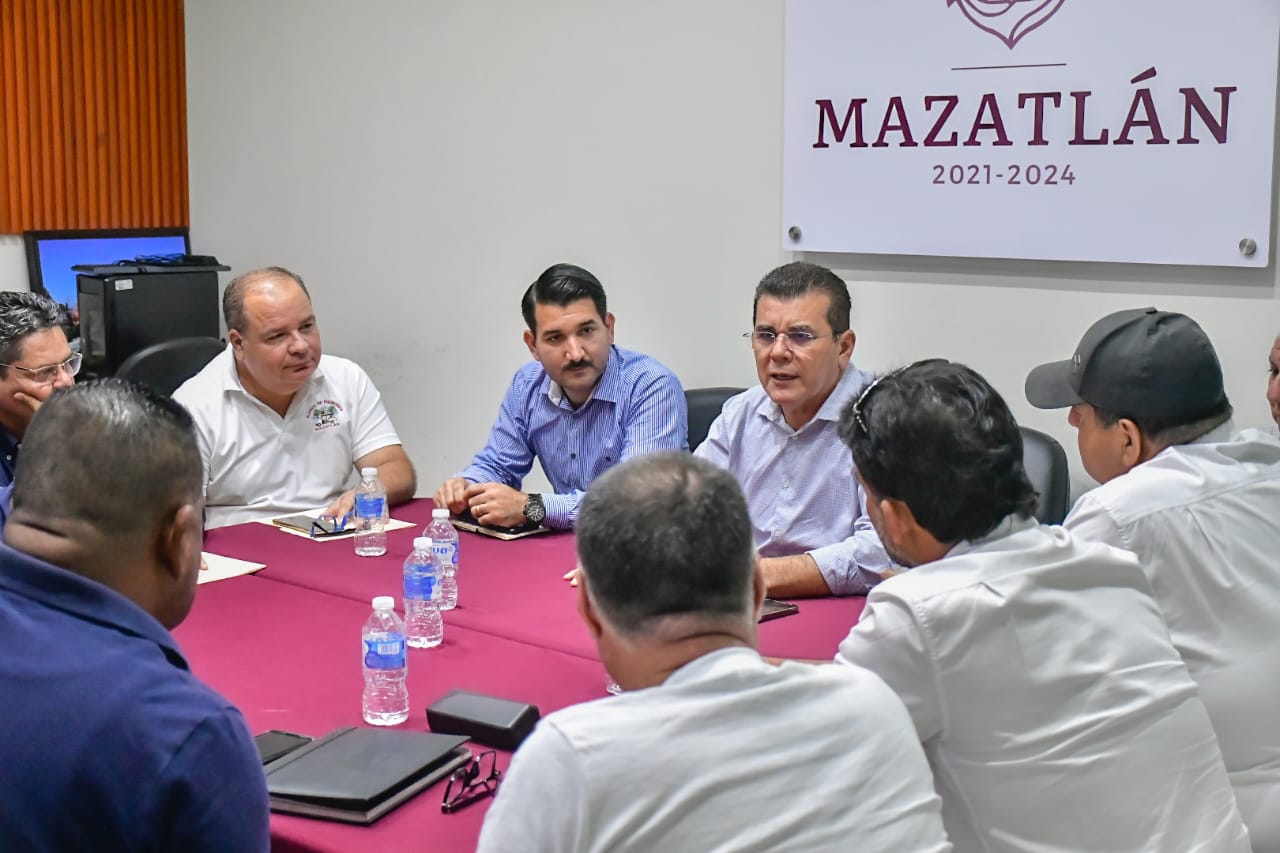 Acuerda sector transporte trabajar de la mano con Gobierno Municipal para implementar carril preferencial.