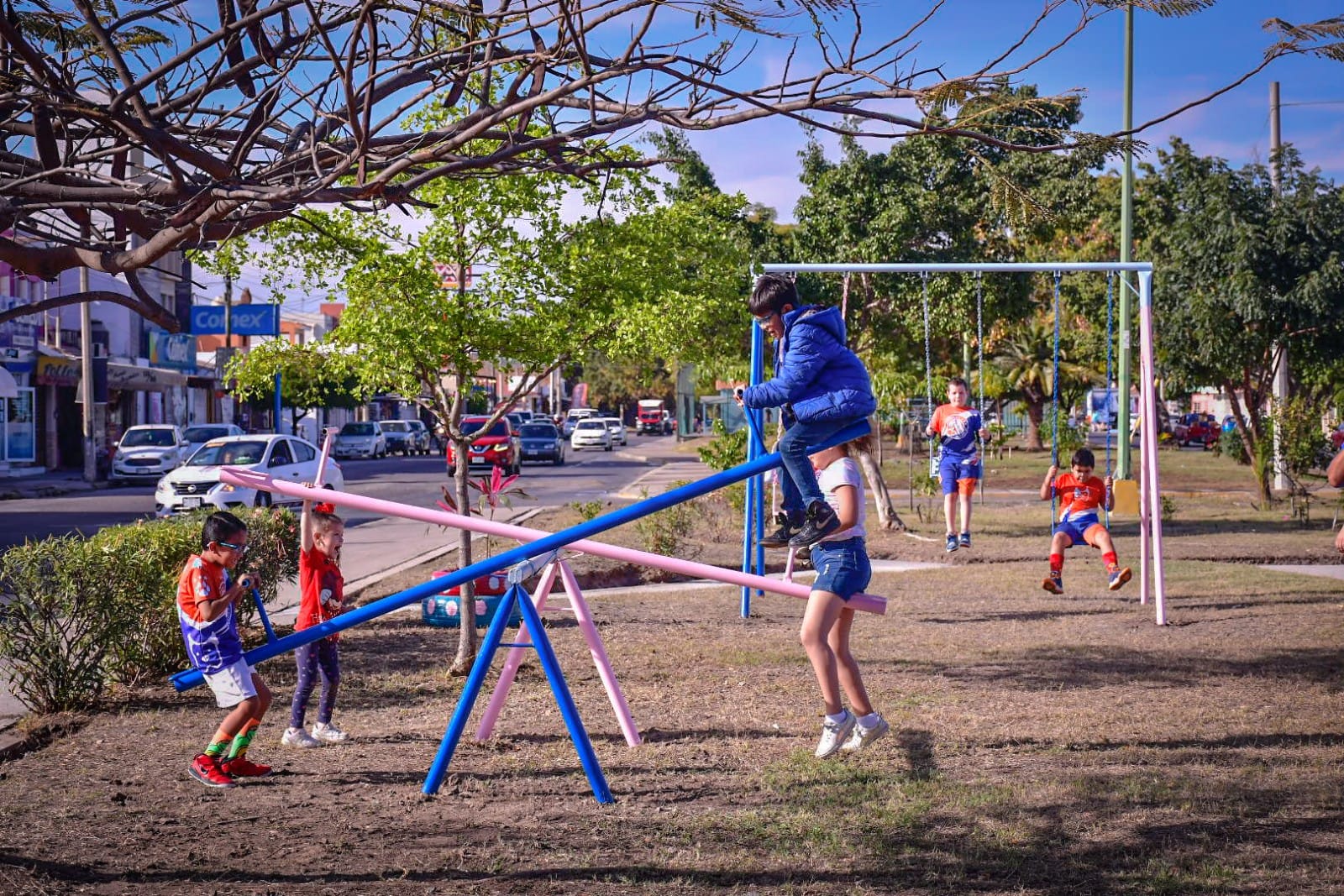Villa Galaxia se convierte en la tercera colonia beneficiada con juegos infantiles