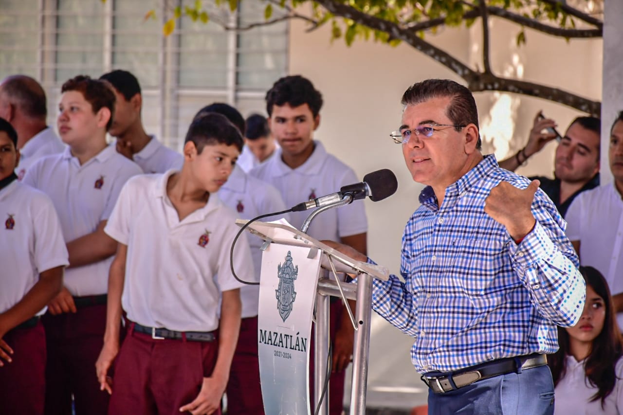 Nuestra responsabilidad es mejorar las condiciones de educación para beneficio de los alumnos: Edgar González
