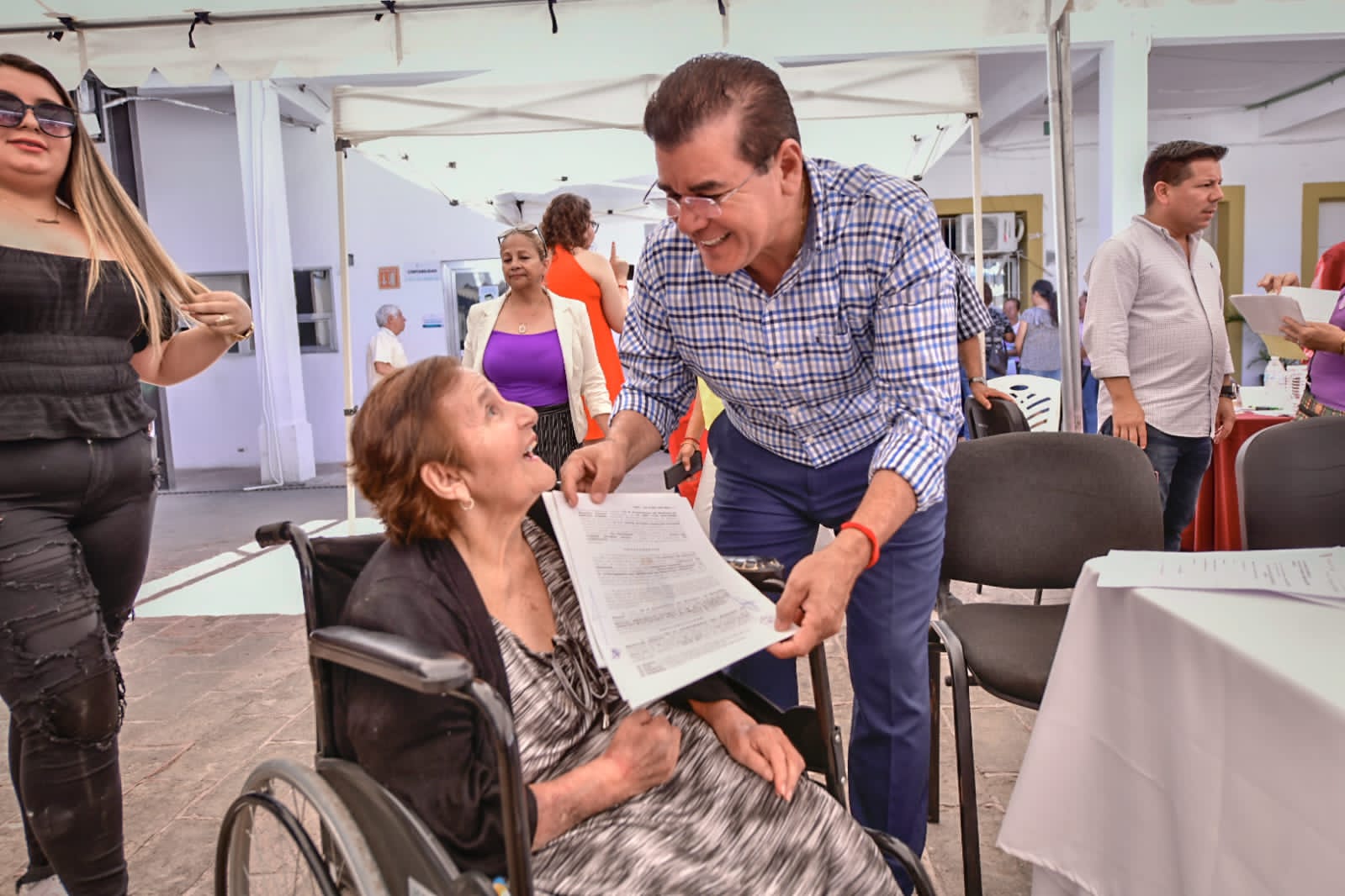 Edgar González entrega escrituras de vivienda a doña María del Carmen durante audiencia “Escuchando a la gente”