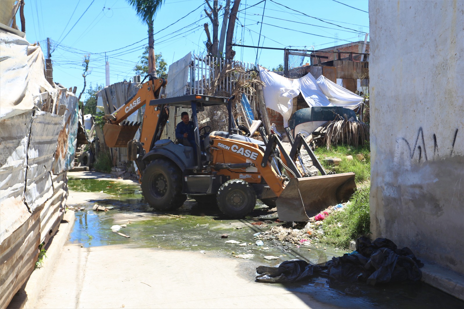 Limpian tramo de canal en calle Río Piaxtla de la colonia Estero.