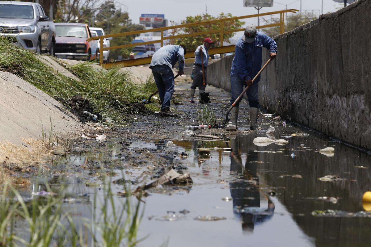 Obras Públicas realiza limpieza de canales en Hacienda del Seminario y López Mateos.
