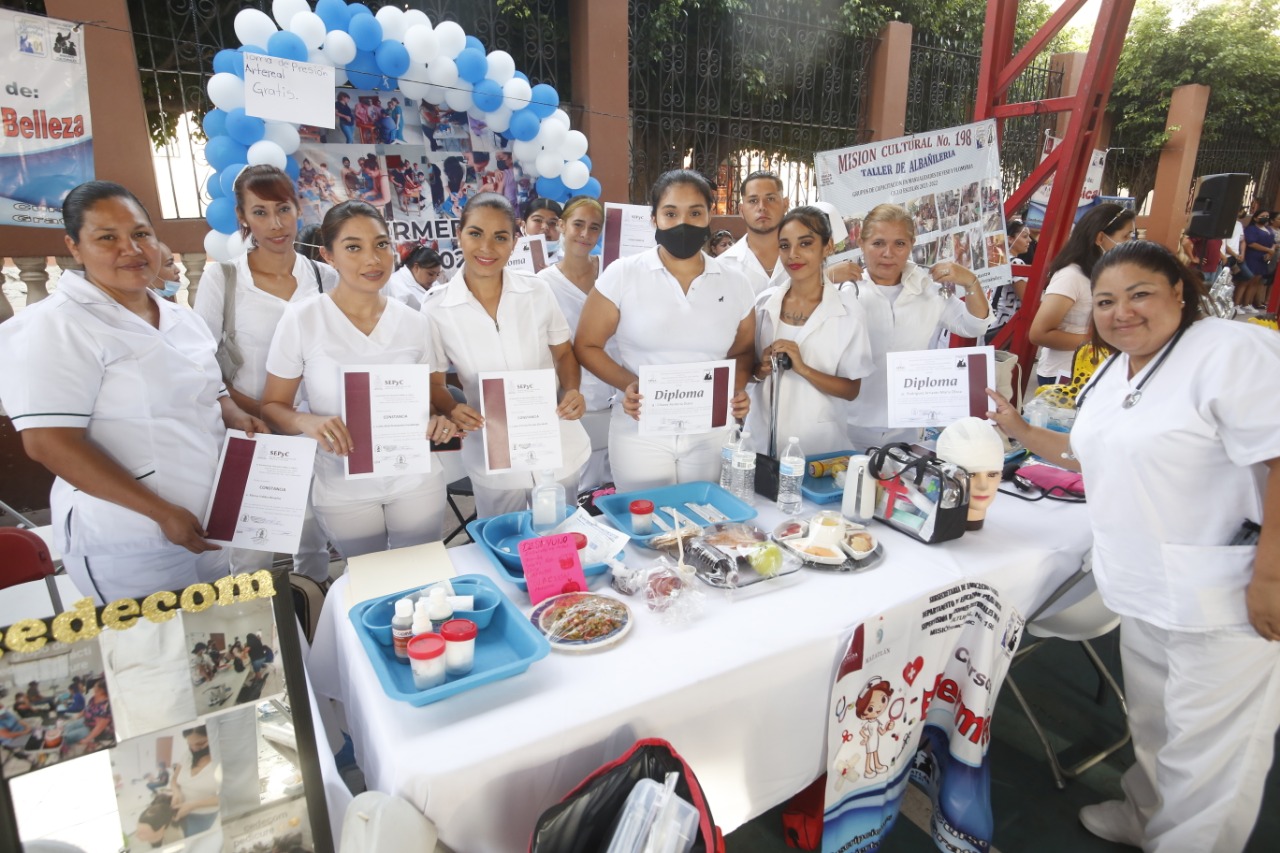 Reciben diplomas más de 300 niños y adultos que se capacitaron en Cedecom.