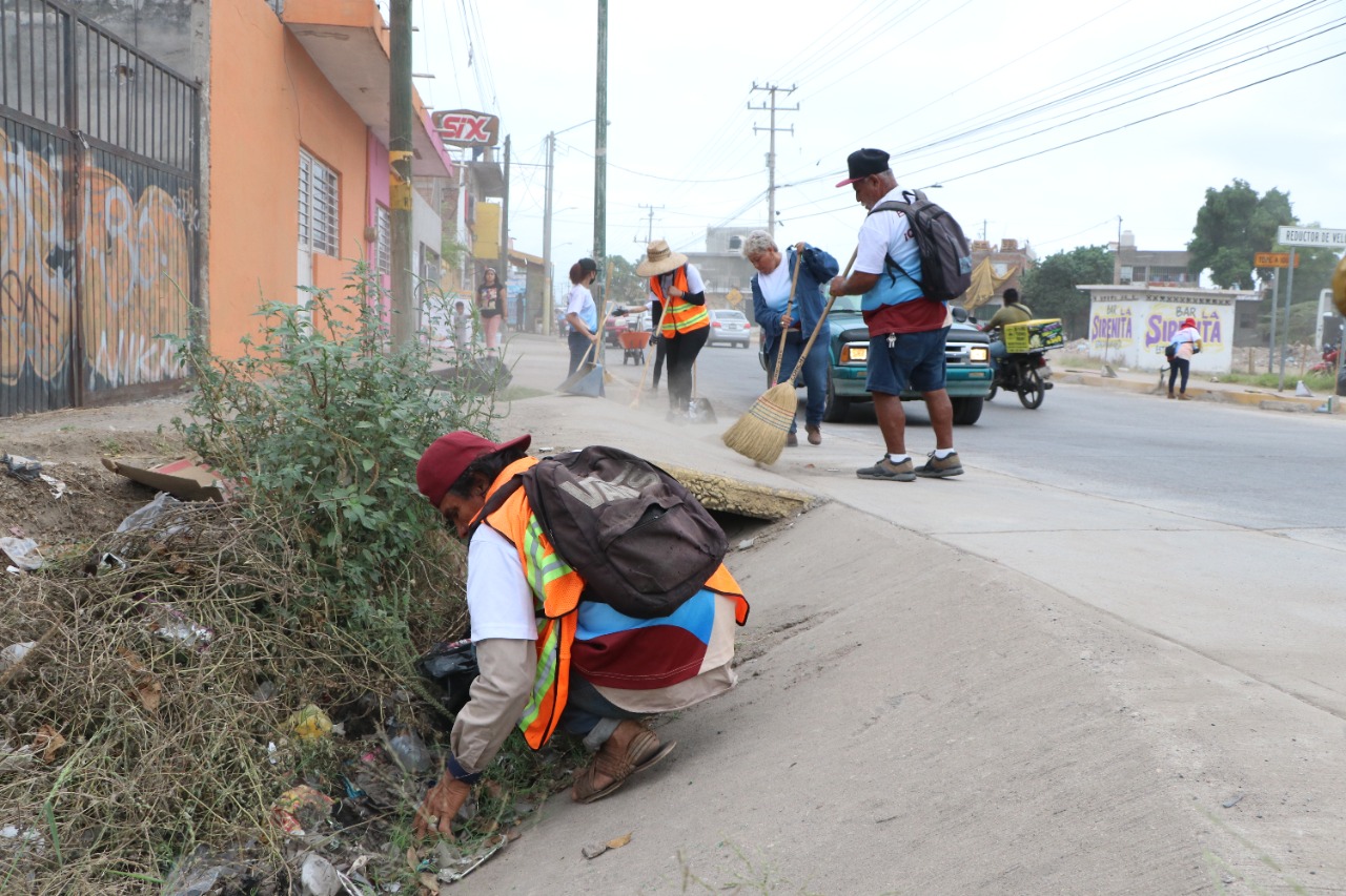Más de 180 toneladas de basura y escombro retiró Servicios Públicos del canal que corre en la colonia Pino Suárez.
