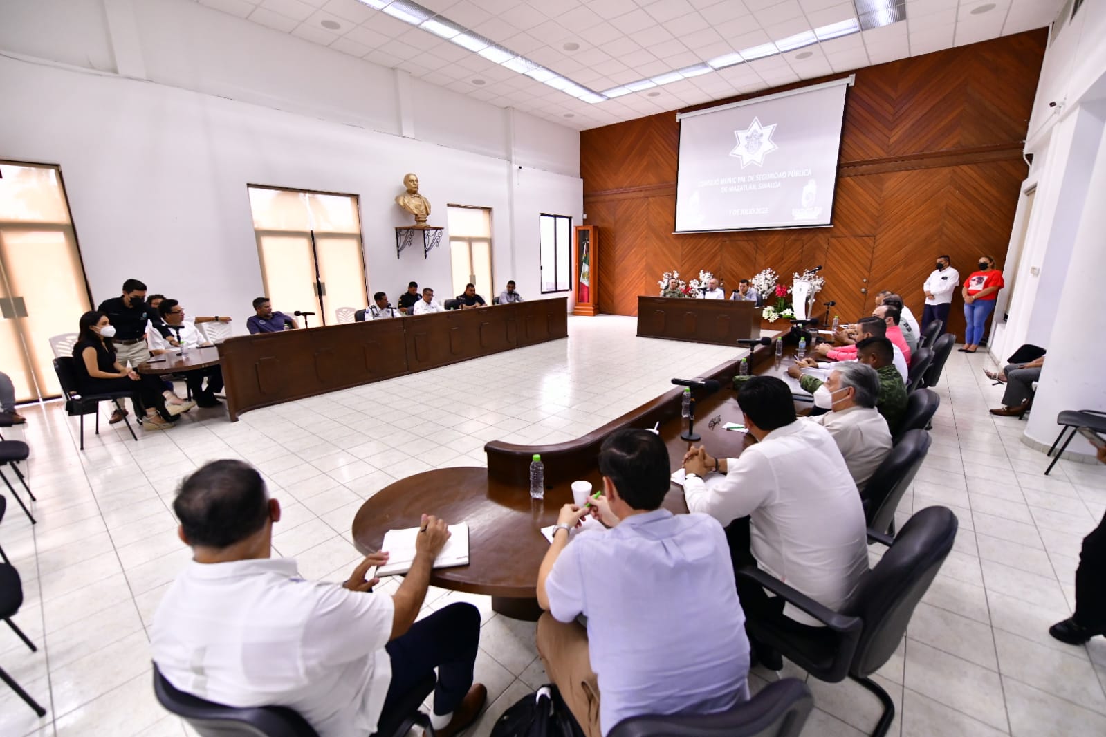 Gobierno Municipal acuerda fortalecer la seguridad durante período vacacional de verano.
