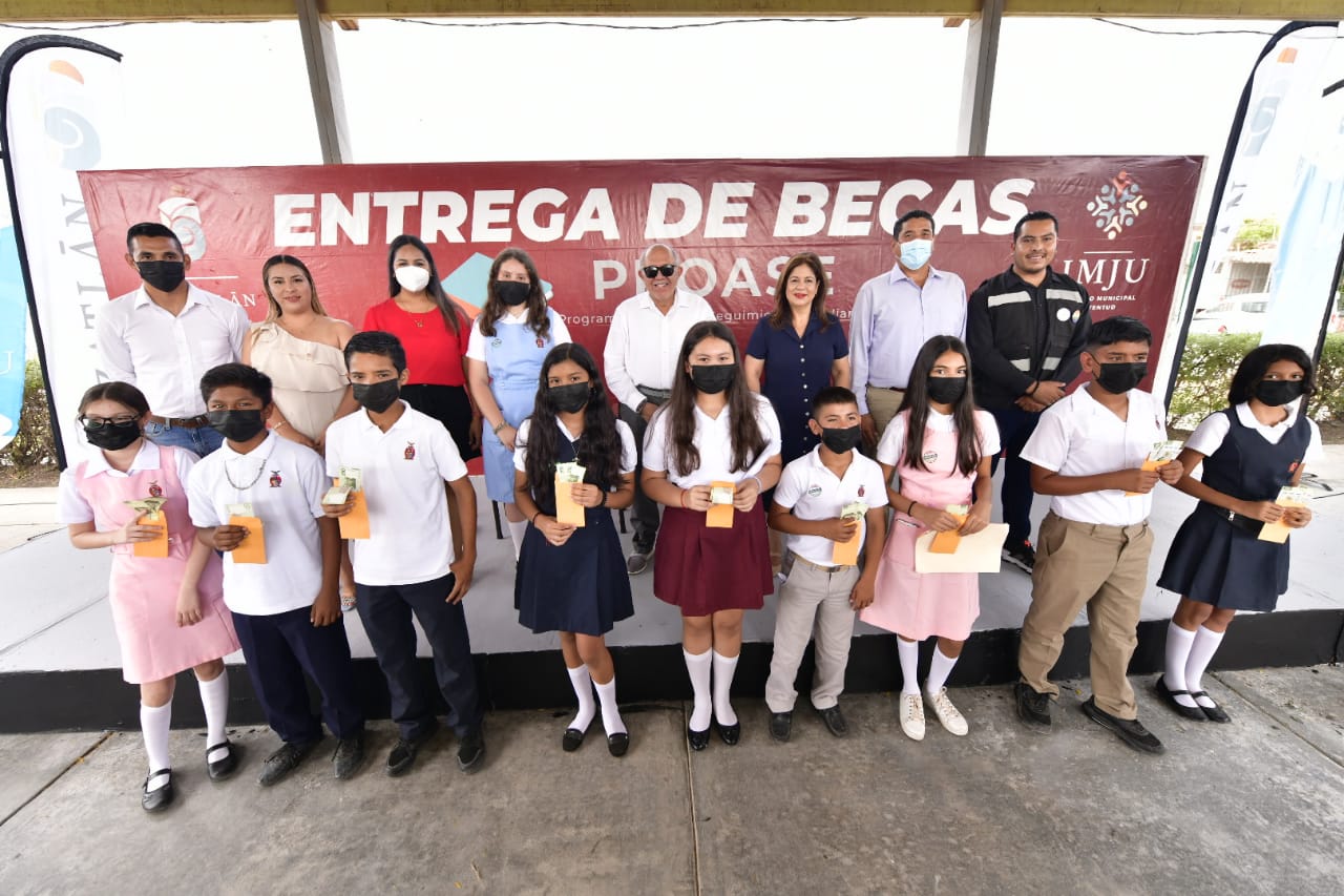 Entrega IMJU becas Proase a 1 mil 500 alumnos.
