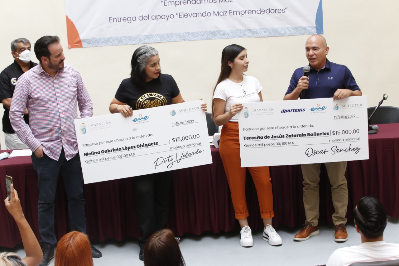 17 nuevos graduados del programa “Emprendamos Maz, Incubadora de Negocio”.
