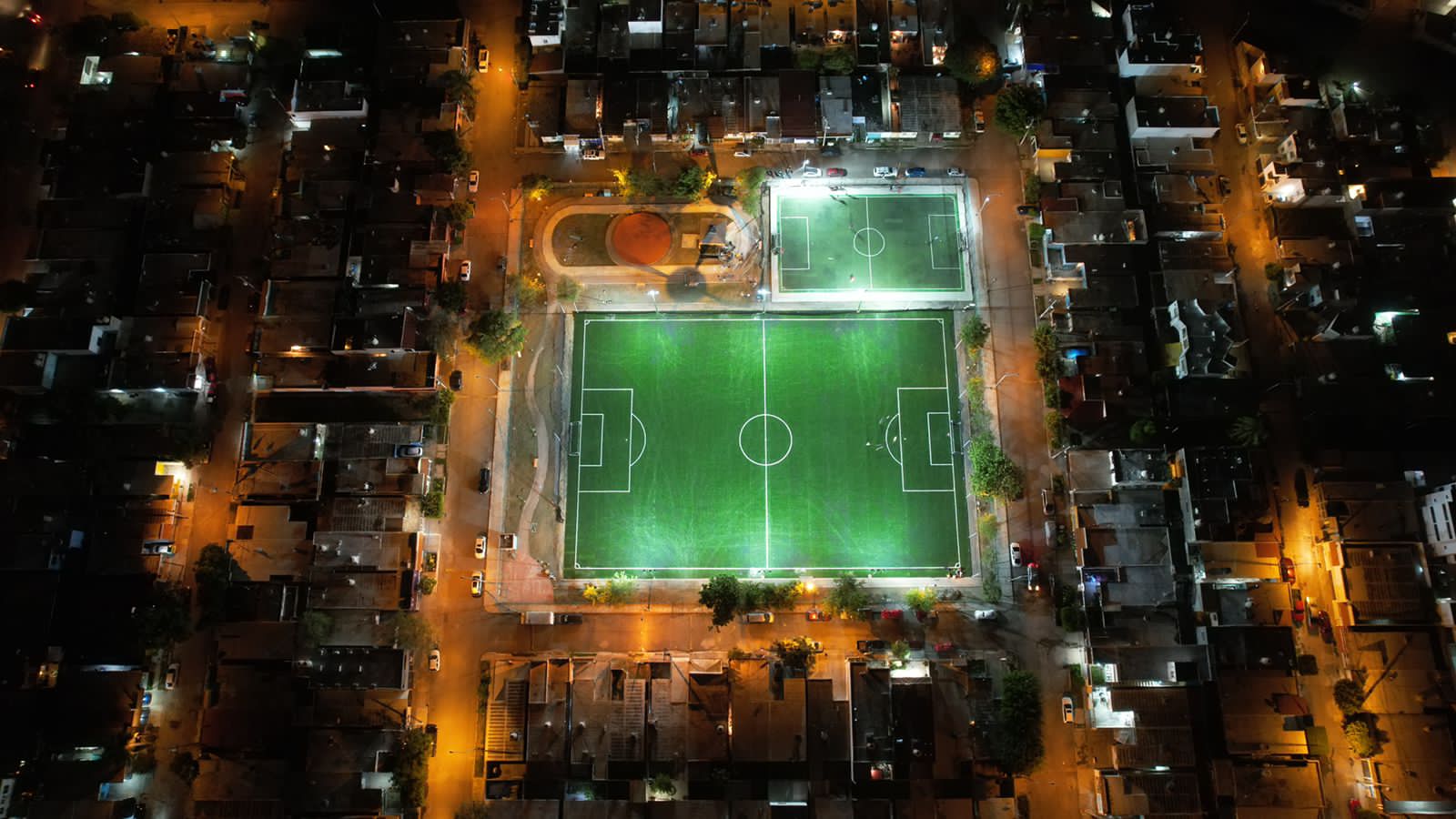 ¡El deporte también transforma vidas! Alcalde Benitez Torres inaugura campo de fútbol en San Joaquín.