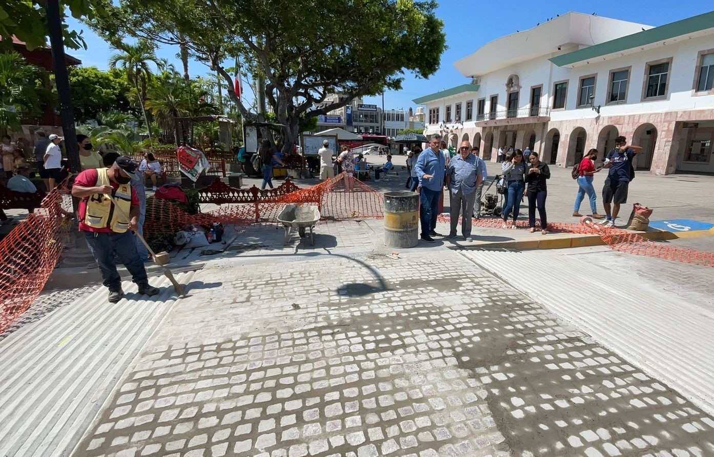 Alcalde supervisa trabajos finales de paso peatonal en el Centro de la ciudad.
