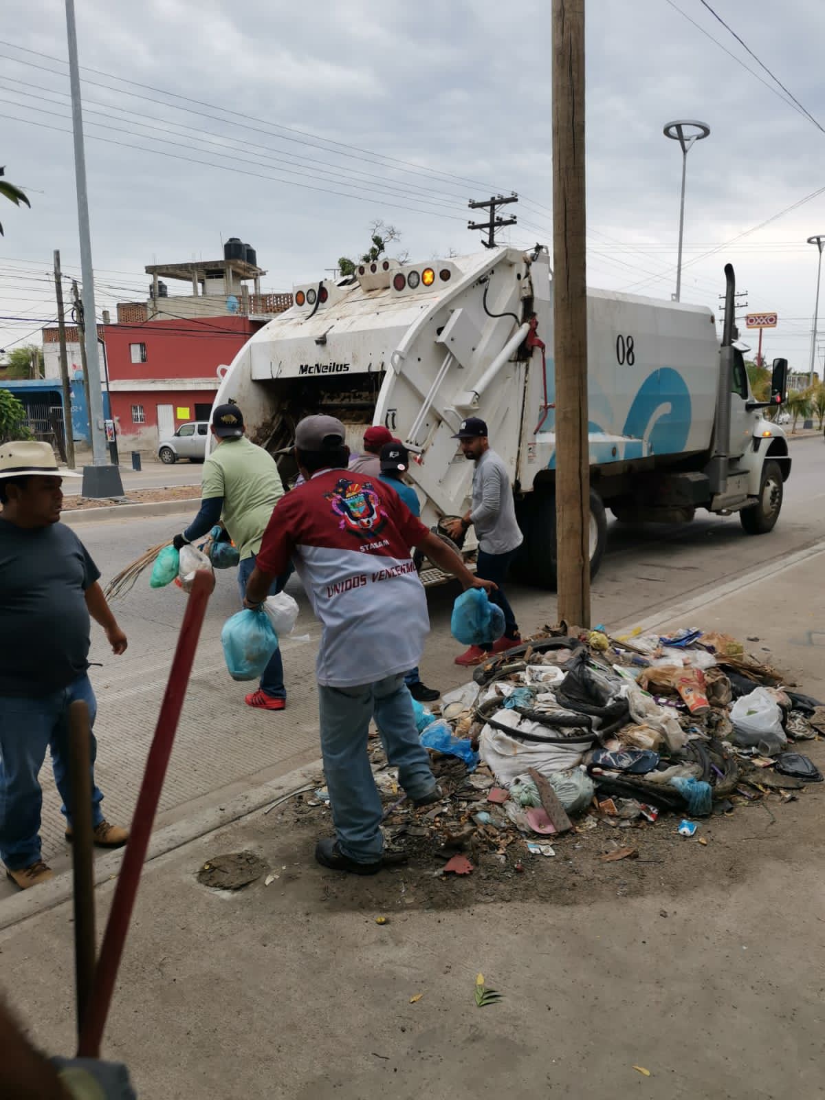 Servicios Públicos mantiene activo operativo de limpieza en calles y avenidas, ante pronósticos de intensas lluvias por “Orlene”.