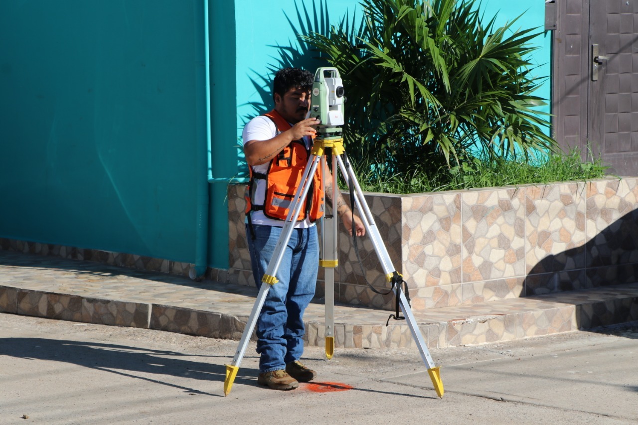 Se cumple el compromiso; Obras Públicas acude a calle orquídeas e inicia proceso de obra.