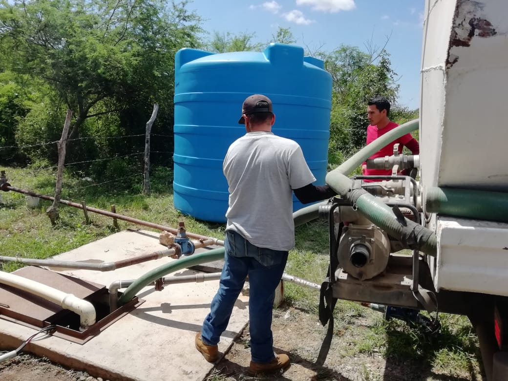 Gobierno Municipal refuerza con pipas el abasto de agua en El Habal.