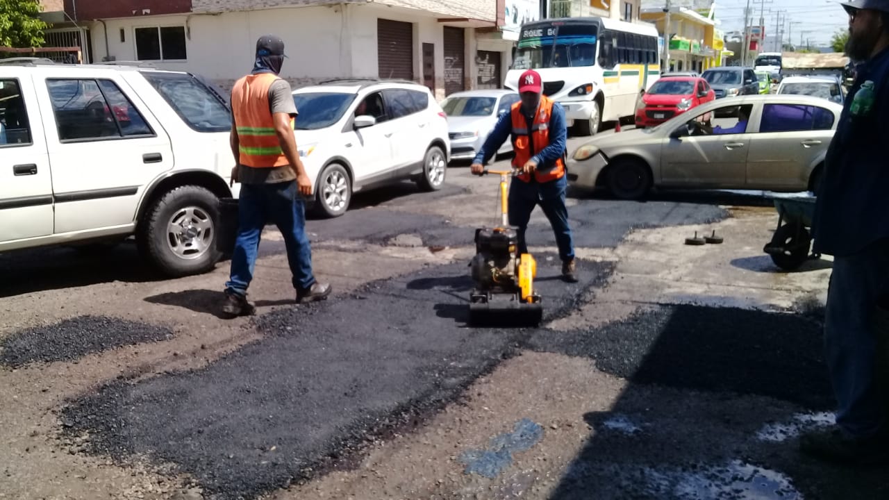 Obras Públicas atiende problemática de bacheo en tres diferentes avenidas.