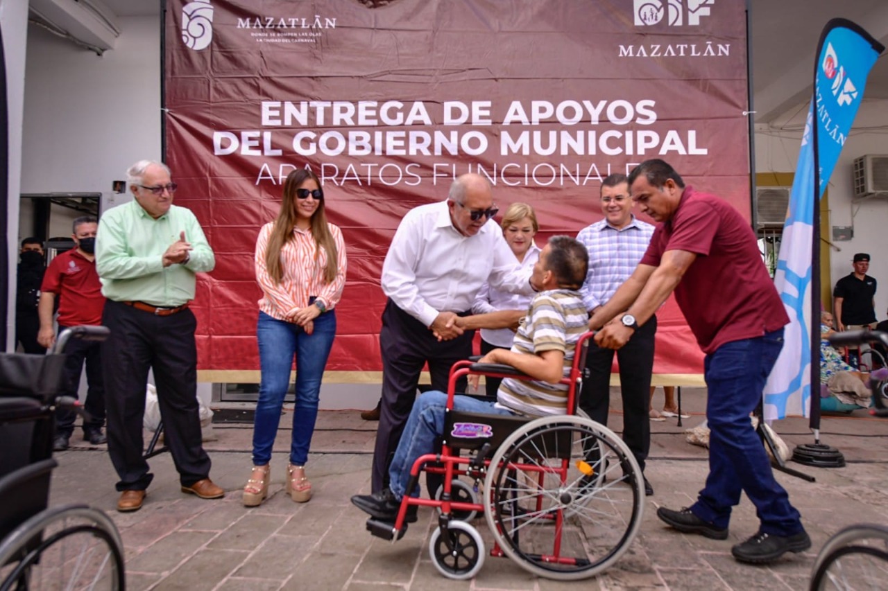 Gobierno Municipal y Sistema DIF Mazatlán entregan aparatos funcionales a personas con discapacidad.
