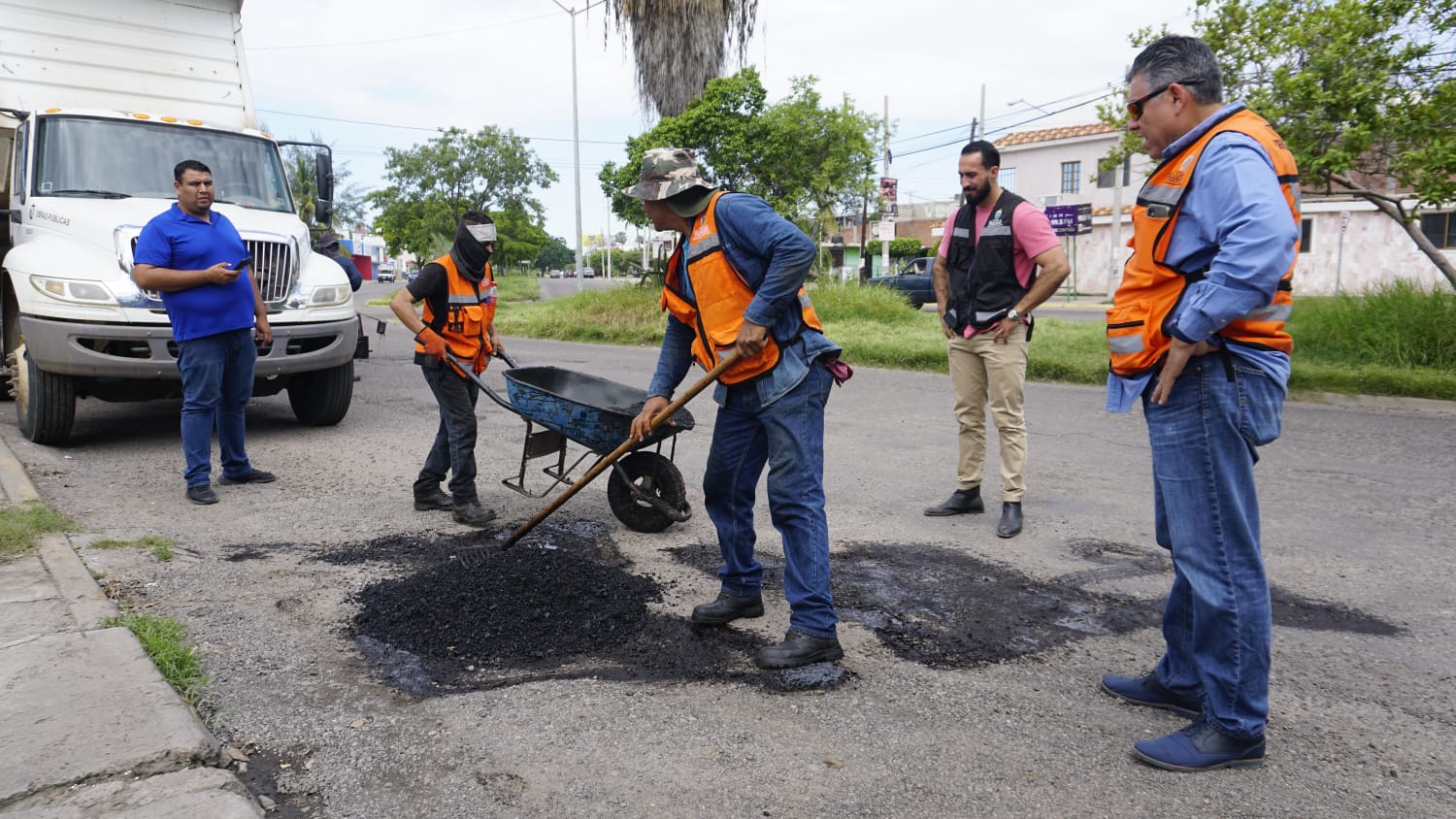 Obras Públicas atiende problemática de bacheo en avenida Delfín, Mazatlán y Walamo.