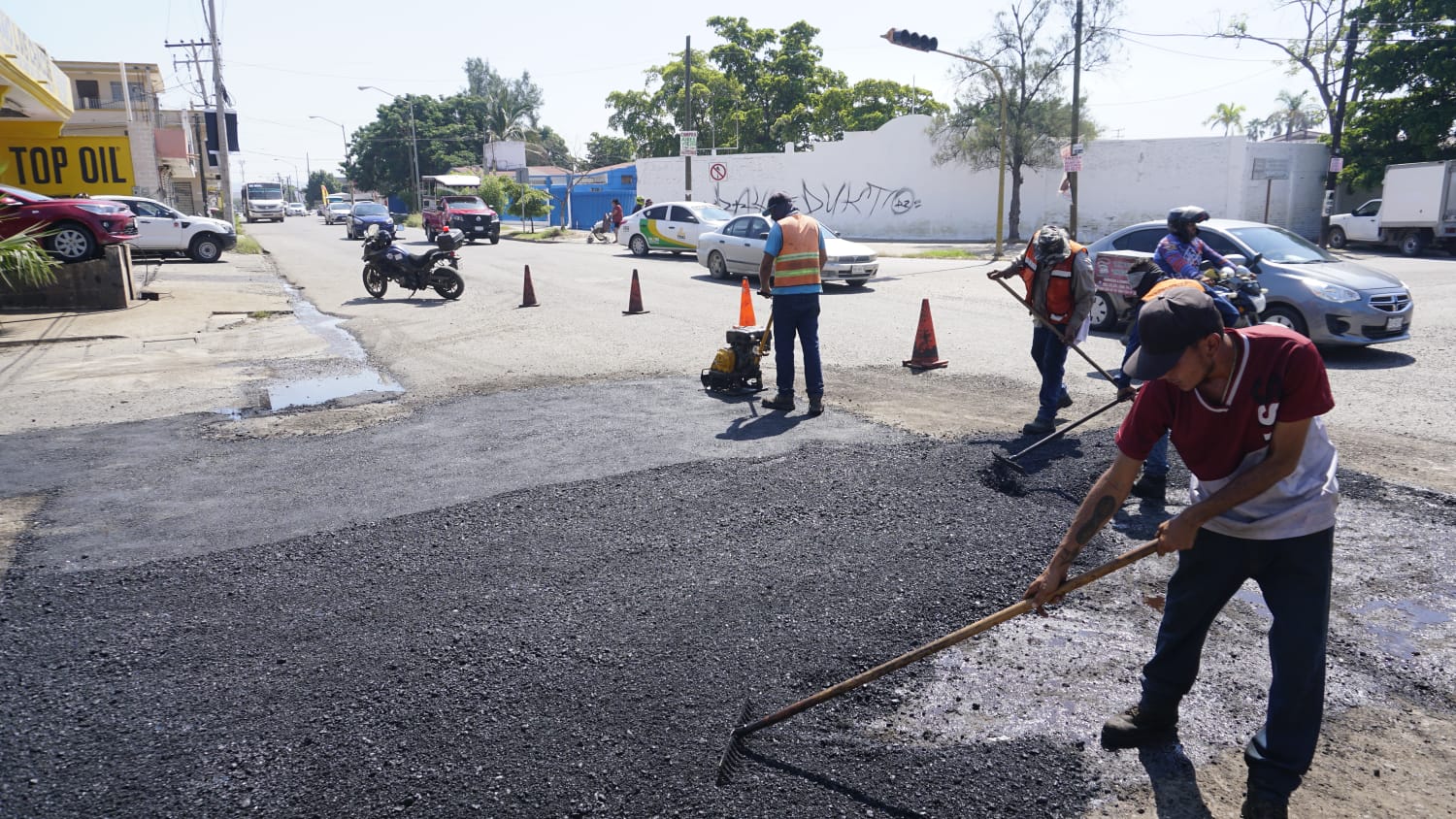 Avanza Obras Públicas trabajos de bacheo en calles y avenidas de la ciudad.