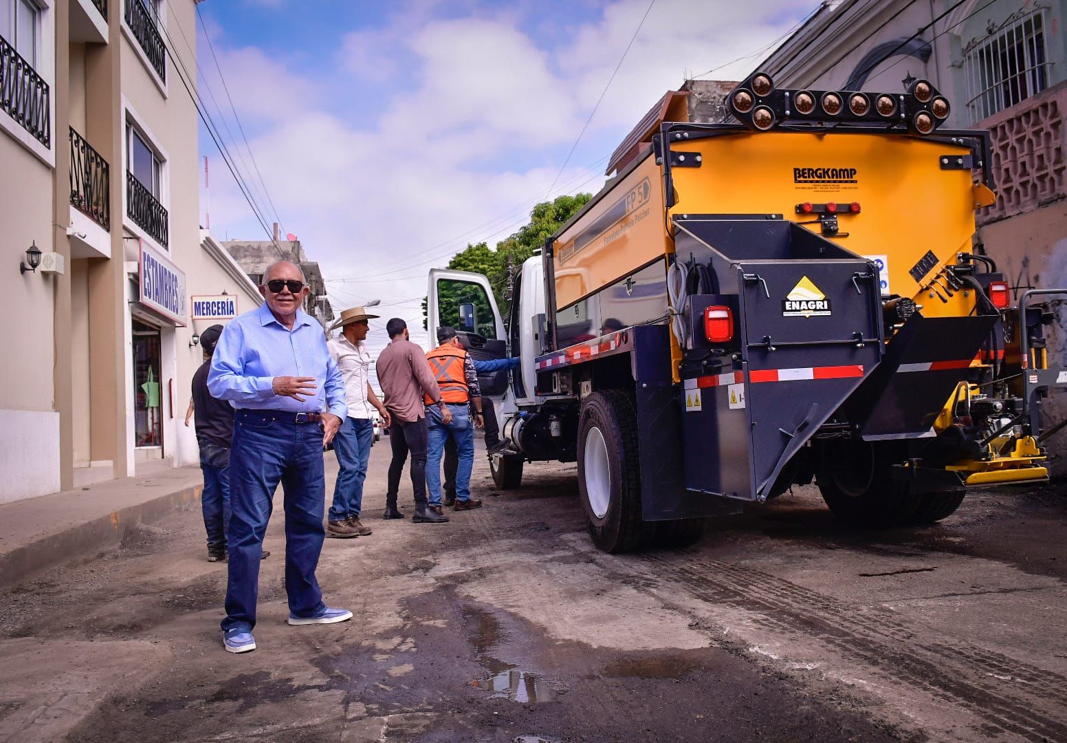 Máquina Bacheadora inicia trabajos de asfalto en el Centro de la Ciudad.