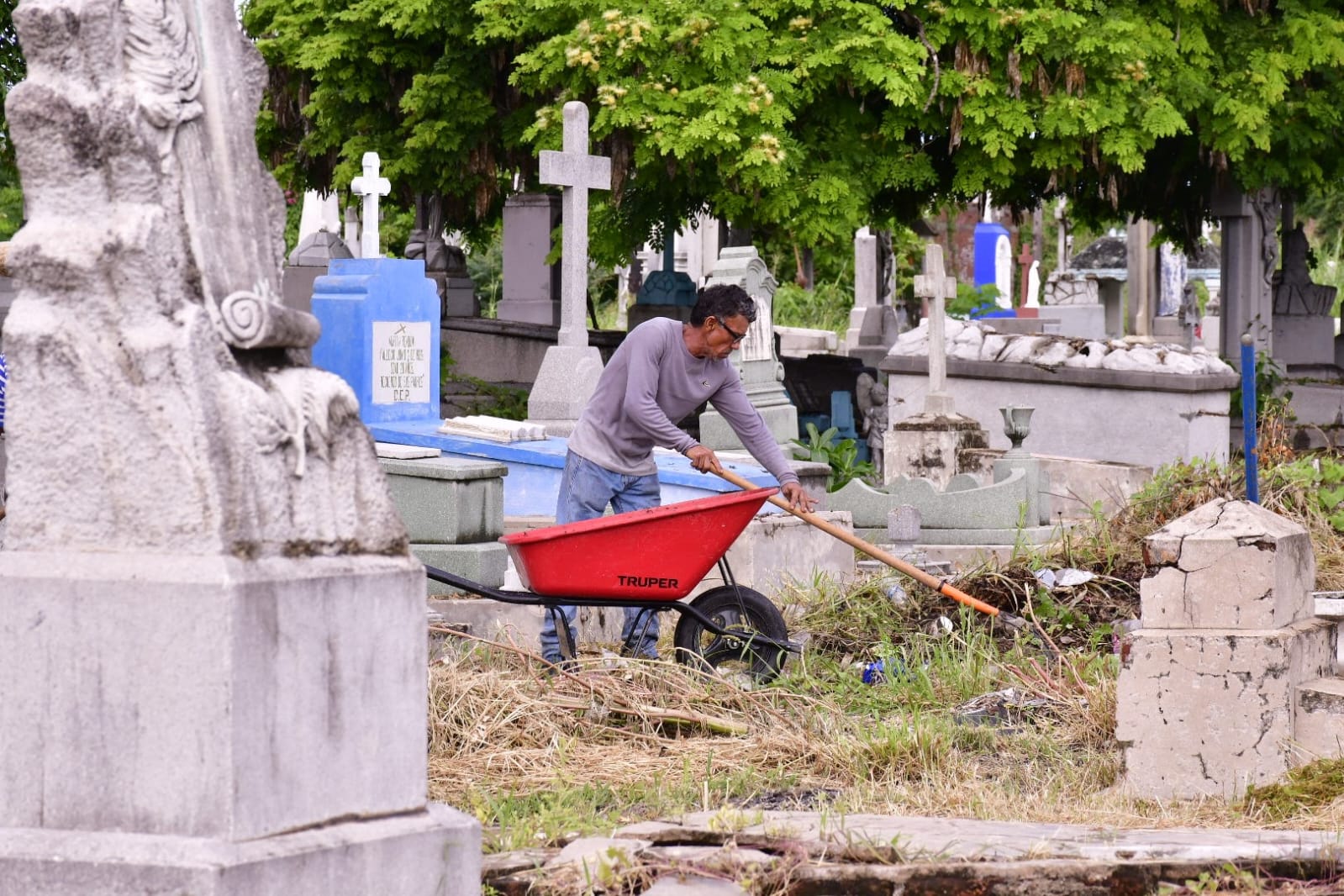 Servicios Públicos finaliza destalles en limpieza y pintura de panteones para el Día de Muertos.