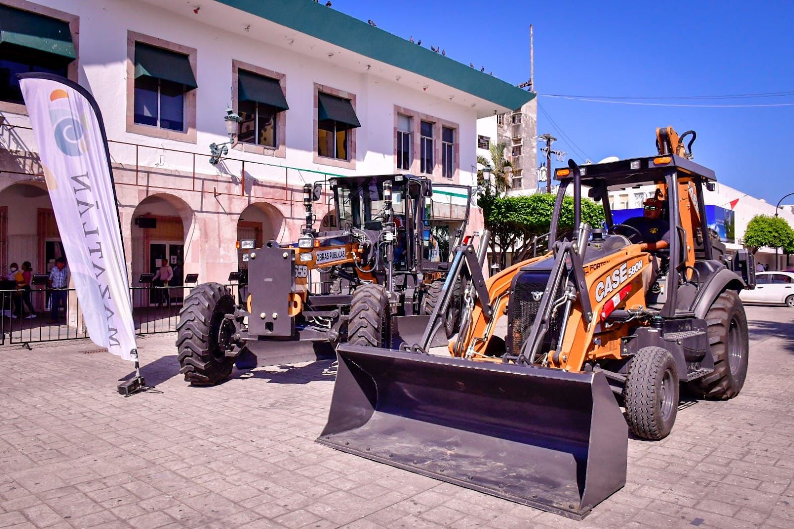 Obras Públicas recibe maquinaria para mejorar calles y avenidas de la ciudad.
