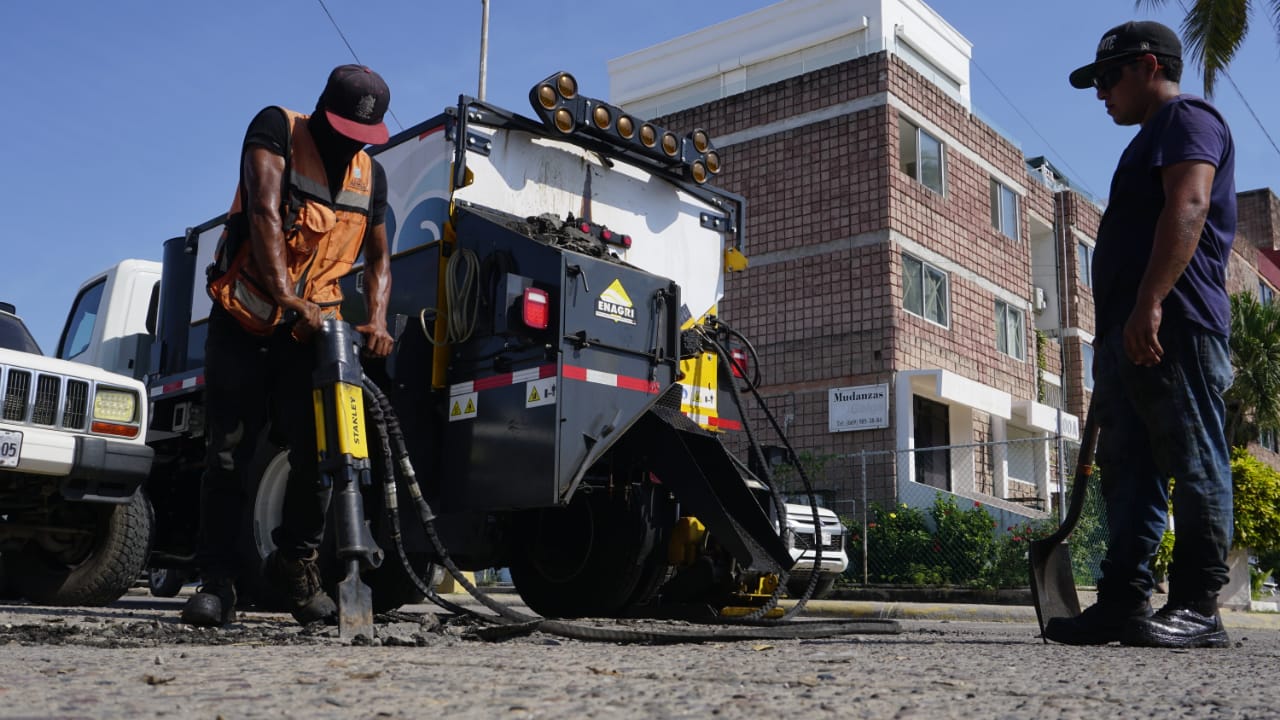 Obras Públicas da mayor cobertura en reparación de calles y avenidas de Mazatlán con la máquina bacheadora.