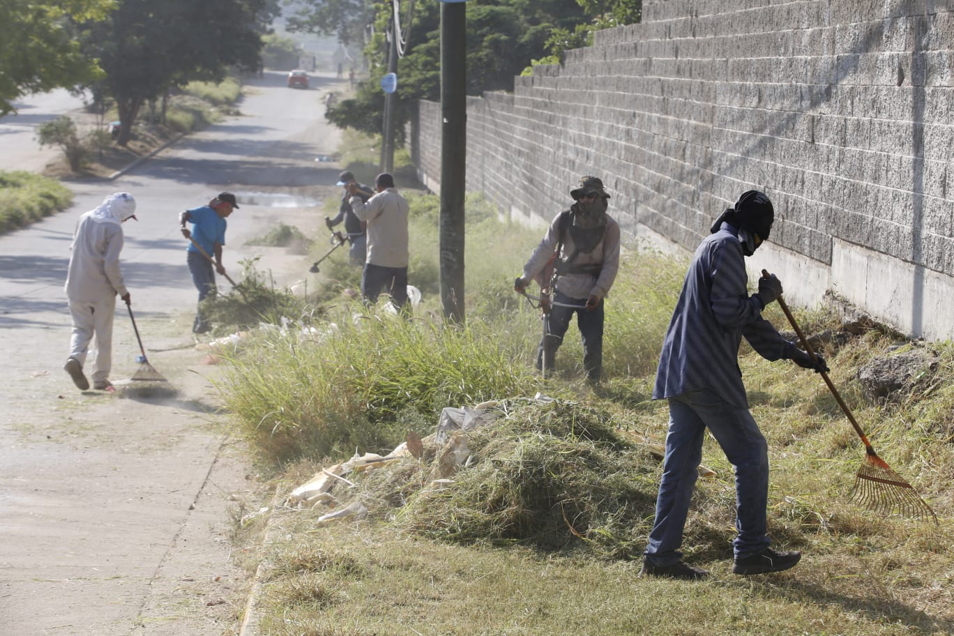Servicios Públicos realiza jornada de limpieza en Av. Genaro Estrada, en Fraccionamiento Pradera Dorada.
