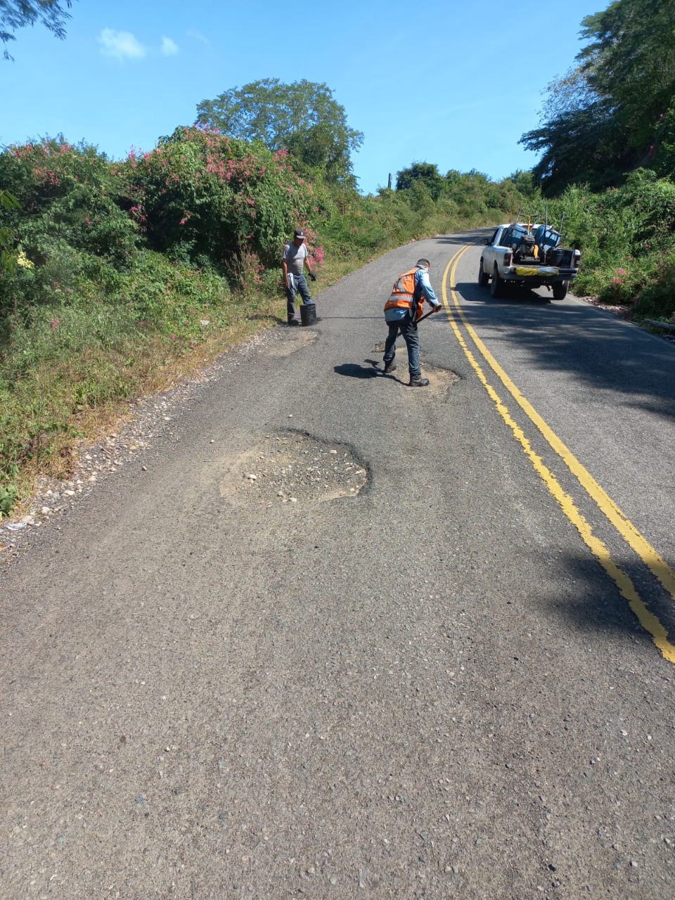 Obras Públicas realiza reparaciones de bacheo en carretera México 15.
