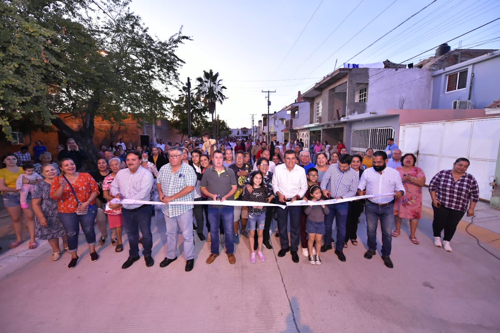 Entrega Gobierno de Mazatlán obra de pavimentación e infraestructura hidráulica en Fraccionamiento Del Bosque.