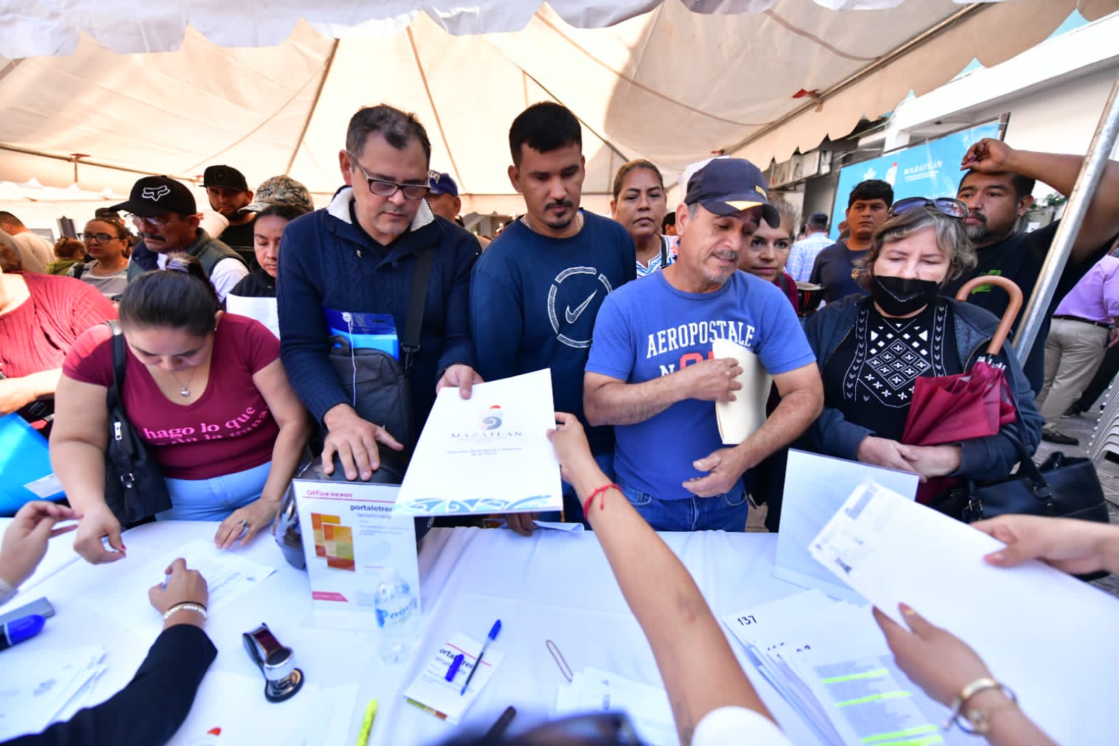 198 familias reciben certeza jurídica con entrega de escrituras por parte del Gobierno de Mazatlán.