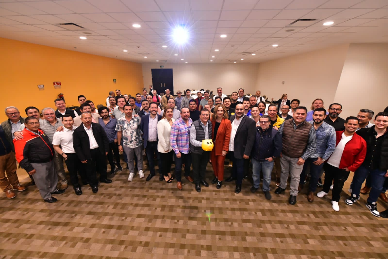 Los beneficiados son habitantes de 25 diferentes colonias de la ciudad._  Mazatlán, Sinaloa, 14 de diciembre de 2022.- En atención a las necesidades de los ciudadanos que buscan la seguridad de un patrimonio, el Gobierno Municipal, a través de la Dirección de Vivienda y Tenencia de la Tierra, entregó escrituras de su vivienda a 198 familias mazatlecas.  Este miércoles por la mañana las autoridades municipales recibieron en el patio central del Palacio Municipal a los beneficiados, provenientes de 25 diferentes colonias, para hacerles la entrega de la documentación correspondiente.  Claudia Hernández Lugo, beneficiaria de la colonia 13 de septiembre, agradeció a la actual administración por brindarles el apoyo que por años buscó, lo cual, hoy le da la tranquilidad de tener un patrimonio seguro para ella y su familia.  “Les agradezco por el compromiso y la dedicación que nos brindaron, y en base a eso poder tener la escrituración de un digno hogar. Muchas gracias porque sin su ayuda no se hubiera podido lograr el tener las escrituras de mi casa”, expresó.  José Carlos González Alarcón, Director de Vivienda y Tenencia de la tierra, destacó que se buscará acelerar este tipo de procesos, a fin de apoyar más a la gente de Mazatlán.  Por su parte, en su mensaje, el Alcalde Edgar González Zatarain comentó que durante su gestión municipal buscará abatir este problema que prevalece para las familias que han construido sus viviendas, pero no cuentan con un documento que avale su propiedad, por lo que el Gobierno Municipal buscará apoyarlos.  “Quisiéramos hacerlo más de prisa, porque son miles de familias que no cuentan con esa certeza jurídica. Queremos abatir, nos pusimos una meta muy alta. Queremos pegarle muy duro a los números, a tener que cambiar esa dinámica. Queremos avanzarle a pasos agigantados. Esa es la parte que tenemos que resolver antes que cualquier otra cosa en los mazatlecos”, externó.  Algunas de las colonias beneficiadas fueron Insurgentes, Tierra y Libertad, Villa Tutuli, Francisco I. Madero, Sixto Osuna, Lomas de Cristo Rey, Libertad de Expresión, Vistas del mar, entre otros.  En el evento estuvieron presentes también, María del Rosario Torres Noriega , Oficial del Registro Público de la Propiedad y el Comercio; y Gerardo Flores Gutierrez, encargado de la Delegación Regional de Catastro zona sur.