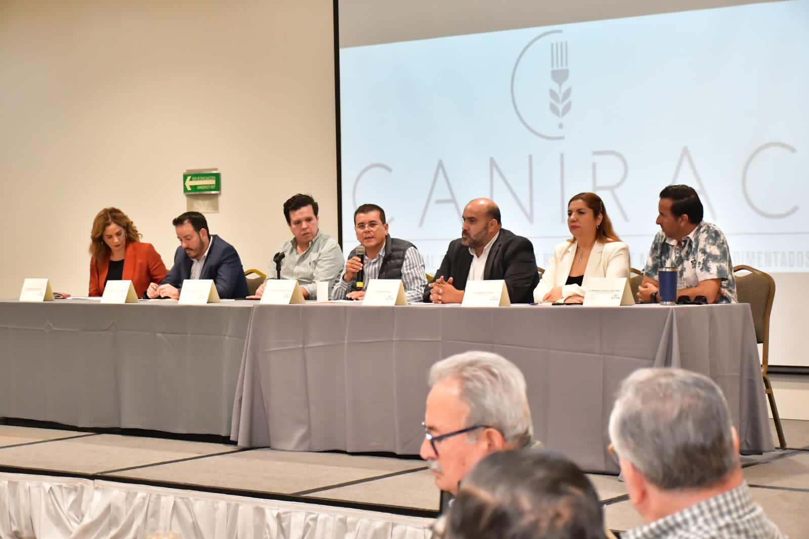 Gobierno de Mazatlán se reúne con empresarios restauranteros y de centros nocturnos.