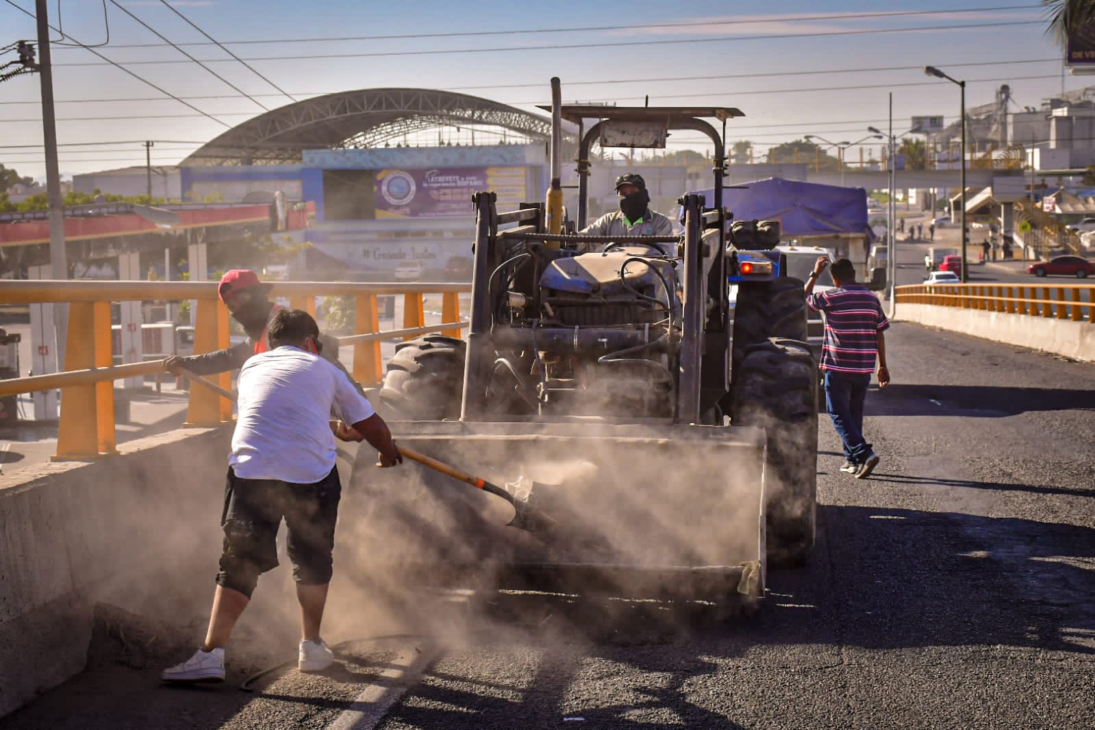 Atiende Gobierno de Mazatlán pasos superiores vehiculares, con limpieza.