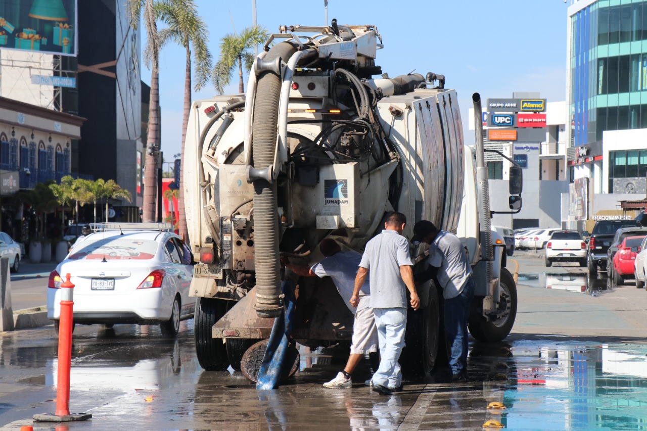 Saca JUMAPAM tapón de concreto del alcantarillado de la Zona Dorada