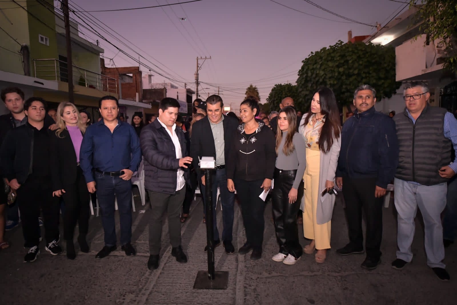 Gobierno de Mazatlán continúa iluminando la ciudad, ahora se encendieron las lámparas de las colonias Shimizu y Lomas del Mar.