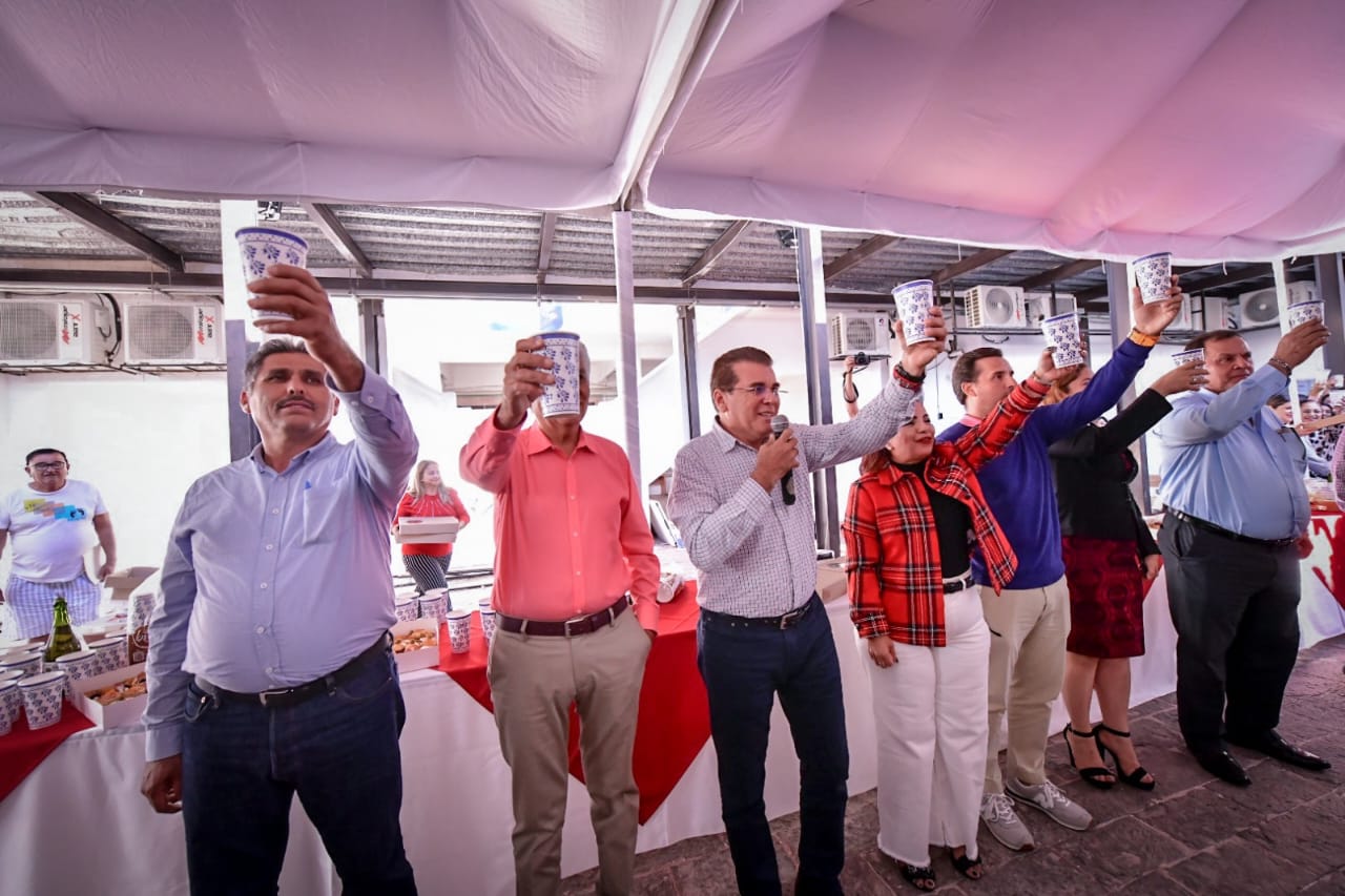“¡Por el nuevo año!”: Alcalde invita a colaboradores a seguir trabajando por Mazatlán.