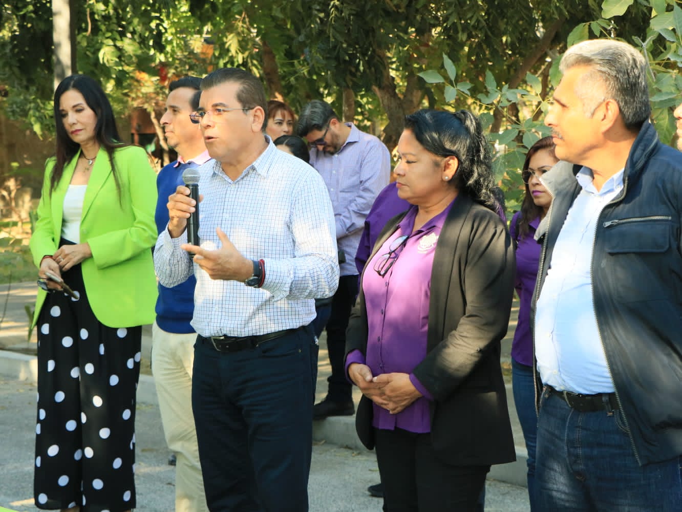 Disfrutan de un ameno convivio navideño trabajadores de Parques y Jardines con el Alcalde Edgar González.