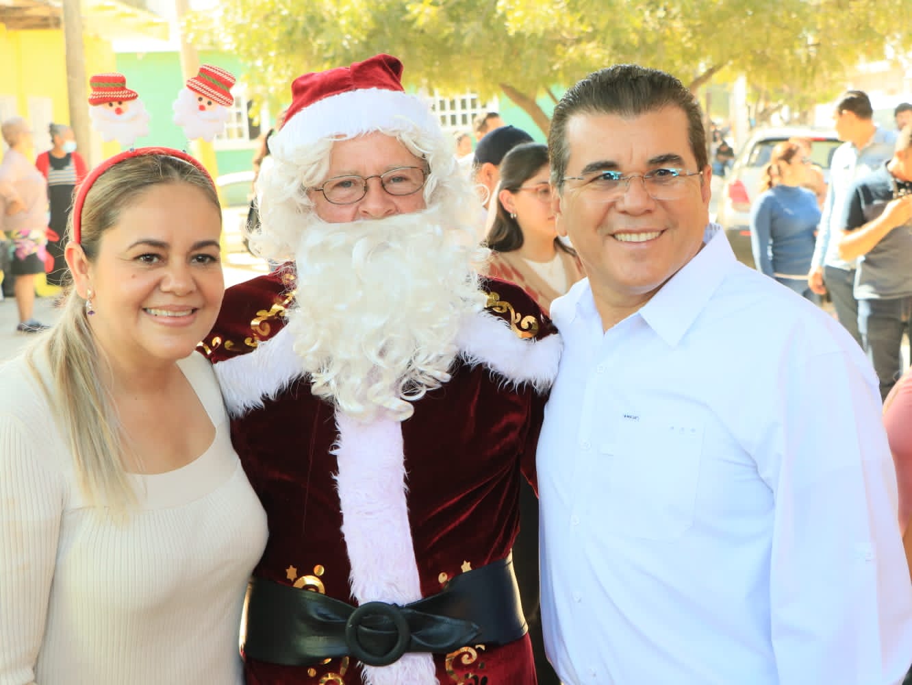 Gobierno Municipal y Sistema DIF entregan cenas navideñas a familias mazatlecas