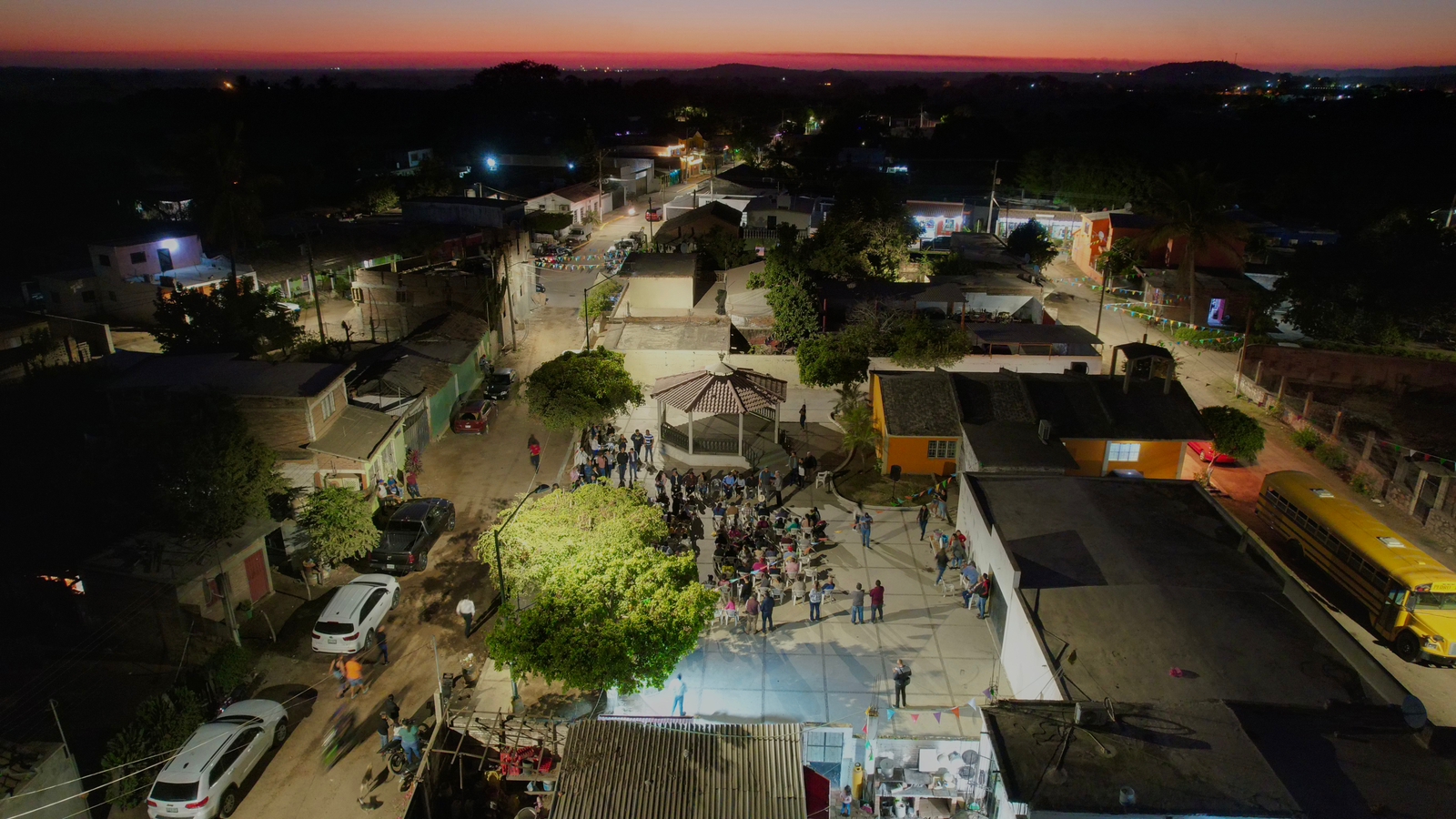 Gobierno Municipal ilumina las calles de El Pozole
