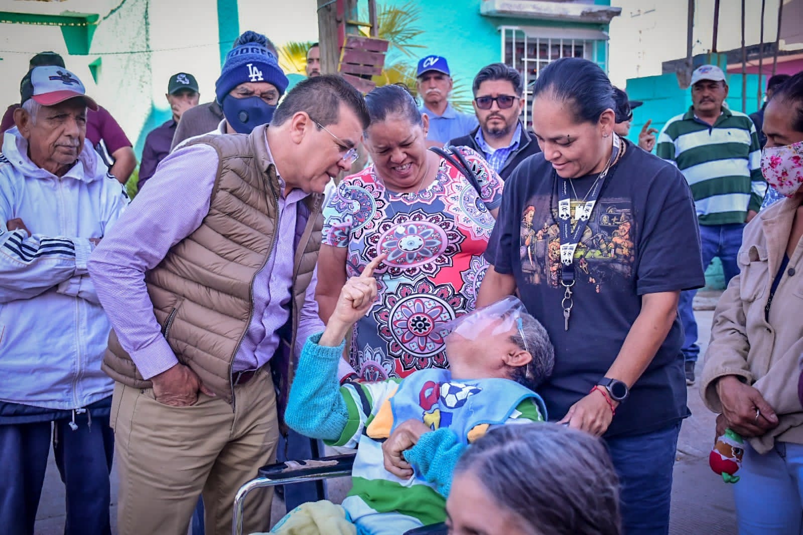 Visita el Alcalde Edgar González a familias de la Zapata, supervisa obra revestimiento del canal que mitigará inundaciones.