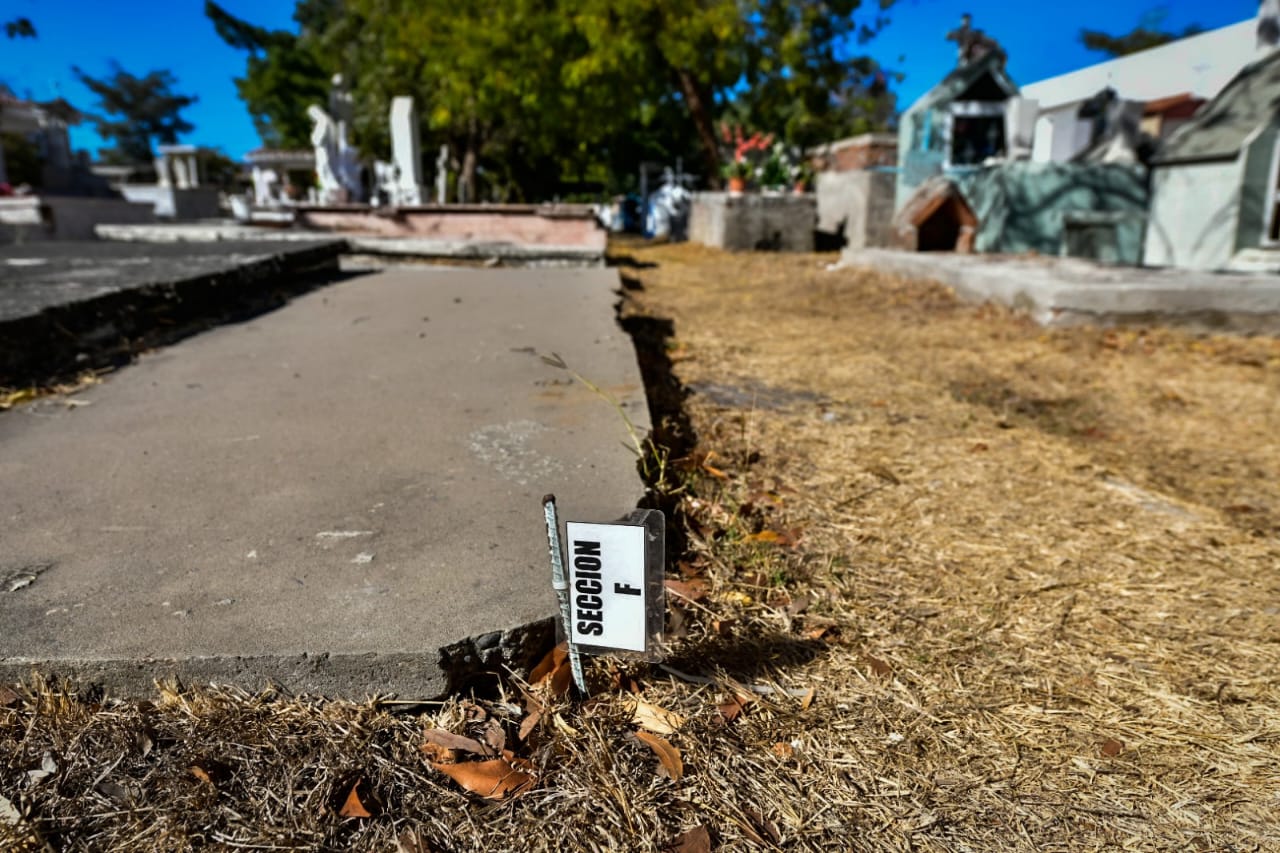 Servicios públicos realiza jornada de limpieza en panteones municipales.
