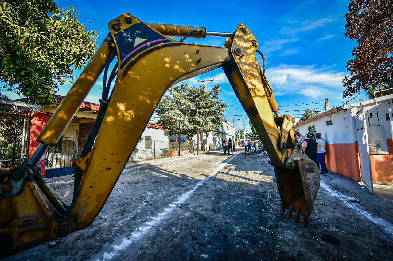 Inicia a la obra pavimentación de la calle Juan Cabrales en la colonia Casas Económicas.