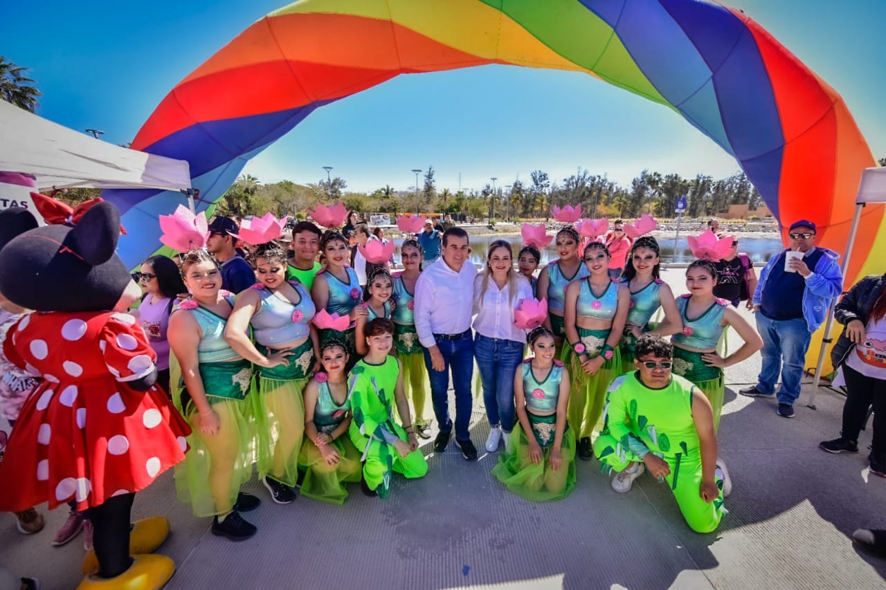 Disfrutan cientos el Día de la Familia en el Parque Central