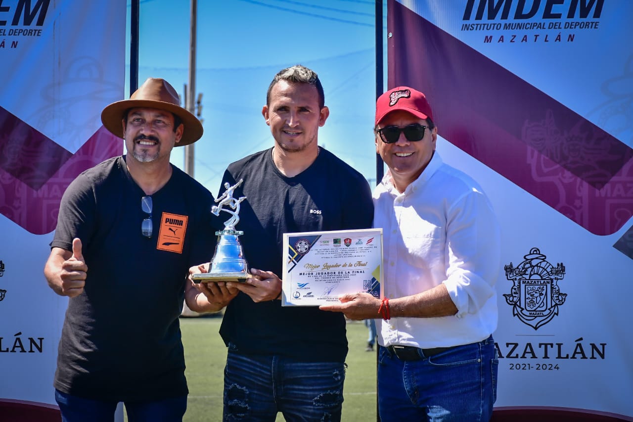 Entrega Alcalde campeonato del Apertura 2023 a Boy’s de Villa Union.