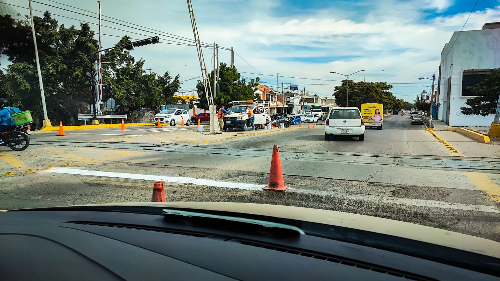Obras públicas trabaja en el mejoramiento de los cruces ferroviarios.
